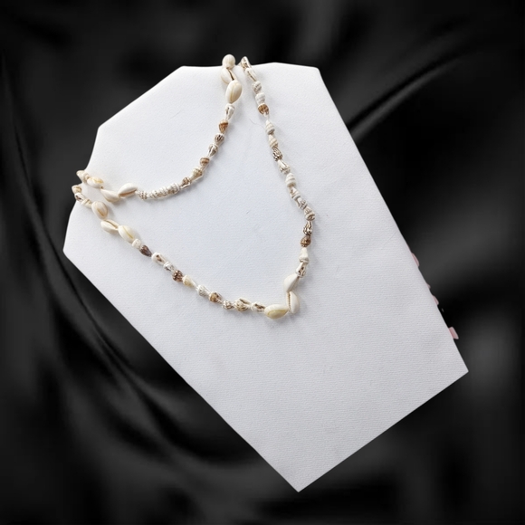 Jewelry - .🌲10/$20. Halo Hattie ~ Elegant Shell Necklace
